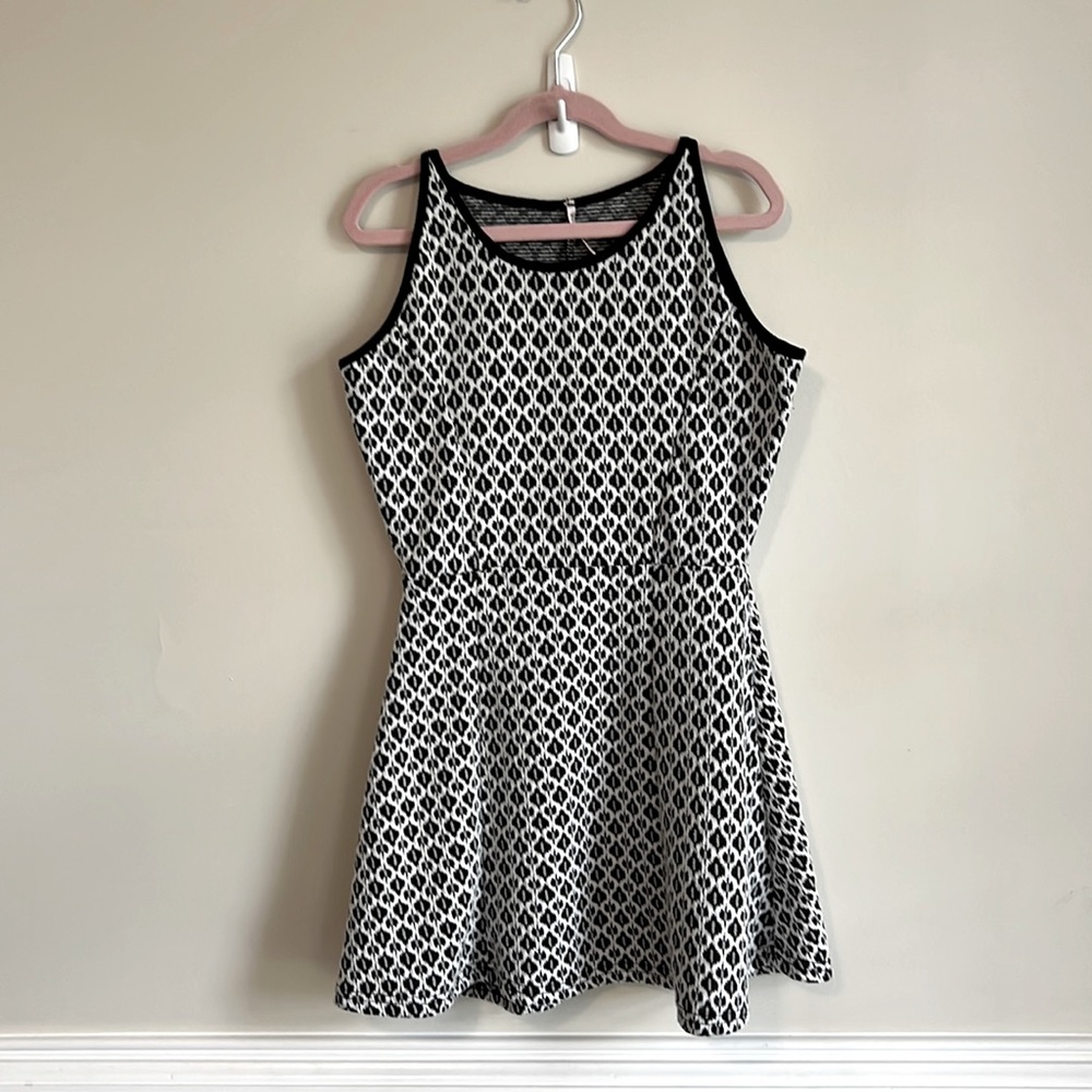Girls medium size 8/10 fit and flare black and white geometric dress